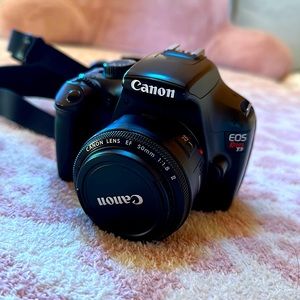 Canon rebel t3 DSLR w 50mm lense